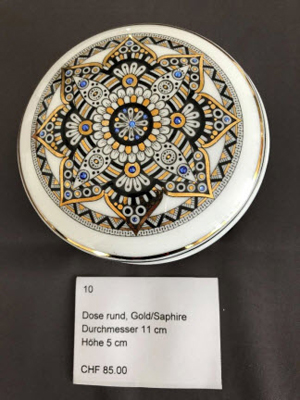 <p style='font-weight: bold;'>LF_10: Dose rund Gold/Saphire</p>
                        Grösse: Ø 11cm<br>
                        Höhe: 5cm<br>
                        Preis: CHF 85.00 + Versandkosten<br>
                        <br><a href='mailto:l.froehlich@bluewin.ch?subject=LF-Mandala:%20Kontaktaufnahme%20per%20E-Mail%20für%20Objekt%20LF_10&body=Grüezi%20Frau%20Fröhlich%0D%0A%0D%0ABitte%20nehmen%20Sie%20mit%20mir%20Kontakt%20(Adresse/Telefon%20angeben)%20auf.%0D%0A%0D%0ADanke%20und%20Gruss
                        %0D%0A%0D%0ALink%20zu%20Objekt%20LF_10%20:%20https://www.froehlich-its.ch/lf/img/lf_10.jpg'>  
                        Kontaktaufnahme per E-Mail für LF_10</a>
                        <br><br>