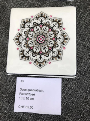 <p style='font-weight: bold;'>LF_13: Dose quadratisch Platin/Rosè</p>
                        Grösse: 10cm x 10cm<br>
                        Preis: CHF 65.00 + Versandkosten<br>
                        <br><a href='mailto:l.froehlich@bluewin.ch?subject=LF-Mandala:%20Kontaktaufnahme%20per%20E-Mail%20für%20Objekt%20LF_13&body=Grüezi%20Frau%20Fröhlich%0D%0A%0D%0ABitte%20nehmen%20Sie%20mit%20mir%20Kontakt%20(Adresse/Telefon%20angeben)%20auf.%0D%0A%0D%0ADanke%20und%20Gruss
                        %0D%0A%0D%0ALink%20zu%20Objekt%20LF_13%20:%20https://www.froehlich-its.ch/lf/img/lf_13.jpg'>  
                        Kontaktaufnahme per E-Mail für LF_13</a>
                        <br><br>