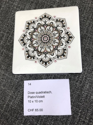 <p style='font-weight: bold;'>LF_14: Dose quadratisch Platin/Violett</p>
                        Grösse: 10cm x 10cm<br>
                        Preis: CHF 65.00 + Versandkosten<br>
                        <br><a href='mailto:l.froehlich@bluewin.ch?subject=LF-Mandala:%20Kontaktaufnahme%20per%20E-Mail%20für%20Objekt%20LF_14&body=Grüezi%20Frau%20Fröhlich%0D%0A%0D%0ABitte%20nehmen%20Sie%20mit%20mir%20Kontakt%20(Adresse/Telefon%20angeben)%20auf.%0D%0A%0D%0ADanke%20und%20Gruss
                        %0D%0A%0D%0ALink%20zu%20Objekt%20LF_14%20:%20https://www.froehlich-its.ch/lf/img/lf_14.jpg'>  
                        Kontaktaufnahme per E-Mail für LF_14</a>
                        <br><br>