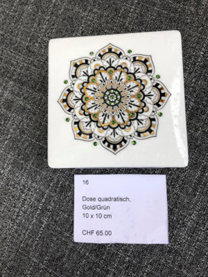 <p style='font-weight: bold;'>LF_16: Dose quadratisch Gold/Grün</p>
                        Grösse: 10cm x 10cm<br>
                        Preis: CHF 65.00 + Versandkosten<br>
                        <br><a href='mailto:l.froehlich@bluewin.ch?subject=LF-Mandala:%20Kontaktaufnahme%20per%20E-Mail%20für%20Objekt%20LF_16&body=Grüezi%20Frau%20Fröhlich%0D%0A%0D%0ABitte%20nehmen%20Sie%20mit%20mir%20Kontakt%20(Adresse/Telefon%20angeben)%20auf.%0D%0A%0D%0ADanke%20und%20Gruss
                        %0D%0A%0D%0ALink%20zu%20Objekt%20LF_16%20:%20https://www.froehlich-its.ch/lf/img/lf_16.jpg'>  
                        Kontaktaufnahme per E-Mail für LF_16</a>
                        <br><br>