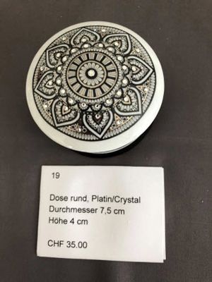 <p style='font-weight: bold;'>LF_19: Dose rund Platin/Crystal</p>
                        Grösse: Ø 7.5cm<br>
                        Höhe: 4cm<br>
                        Preis: CHF 35.00 + Versandkosten<br>
                        <br><a href='mailto:l.froehlich@bluewin.ch?subject=LF-Mandala:%20Kontaktaufnahme%20per%20E-Mail%20für%20Objekt%20LF_19&body=Grüezi%20Frau%20Fröhlich%0D%0A%0D%0ABitte%20nehmen%20Sie%20mit%20mir%20Kontakt%20(Adresse/Telefon%20angeben)%20auf.%0D%0A%0D%0ADanke%20und%20Gruss
                        %0D%0A%0D%0ALink%20zu%20Objekt%20LF_19%20:%20https://www.froehlich-its.ch/lf/img/lf_19.jpg'>  
                        Kontaktaufnahme per E-Mail für LF_19</a>
                        <br><br>