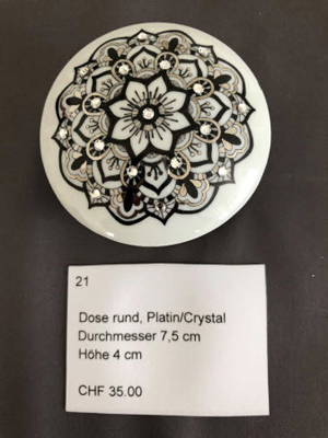 <p style='font-weight: bold;'>LF_21: Dose rund Platin/Crystal</p>
                        Grösse: Ø 7.5cm<br>
                        Höhe: 4cm<br>
                        Preis: CHF 35.00 + Versandkosten<br>
                        <br><a href='mailto:l.froehlich@bluewin.ch?subject=LF-Mandala:%20Kontaktaufnahme%20per%20E-Mail%20für%20Objekt%20LF_21&body=Grüezi%20Frau%20Fröhlich%0D%0A%0D%0ABitte%20nehmen%20Sie%20mit%20mir%20Kontakt%20(Adresse/Telefon%20angeben)%20auf.%0D%0A%0D%0ADanke%20und%20Gruss
                        %0D%0A%0D%0ALink%20zu%20Objekt%20LF_21%20:%20https://www.froehlich-its.ch/lf/img/lf_21.jpg'>  
                        Kontaktaufnahme per E-Mail für LF_21</a>
                        <br><br>