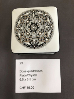 <p style='font-weight: bold;'>LF_23: Dose quadratisch Platin/Crystal</p>
                        Grösse: 6.5cm x 6.5cm<br>
                        Preis: CHF 35.00 + Versandkosten<br>
                        <br><a href='mailto:l.froehlich@bluewin.ch?subject=LF-Mandala:%20Kontaktaufnahme%20per%20E-Mail%20für%20Objekt%20LF_23&body=Grüezi%20Frau%20Fröhlich%0D%0A%0D%0ABitte%20nehmen%20Sie%20mit%20mir%20Kontakt%20(Adresse/Telefon%20angeben)%20auf.%0D%0A%0D%0ADanke%20und%20Gruss
                        %0D%0A%0D%0ALink%20zu%20Objekt%20LF_23%20:%20https://www.froehlich-its.ch/lf/img/lf_23.jpg'>  
                        Kontaktaufnahme per E-Mail für LF_23</a>
                        <br><br>