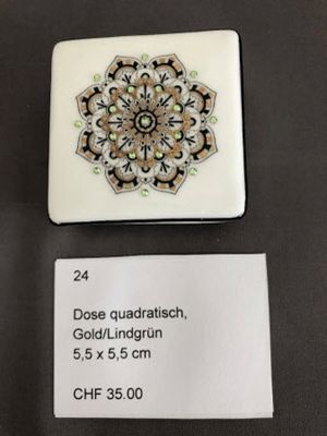 <p style='font-weight: bold;'>LF_24: Dose quadratisch Gold/Lindgrün</p>
                        Grösse: 5.5cm x 5.5cm<br>
                        Preis: CHF 35.00 + Versandkosten<br>
                        <br><a href='mailto:l.froehlich@bluewin.ch?subject=LF-Mandala:%20Kontaktaufnahme%20per%20E-Mail%20für%20Objekt%20LF_24&body=Grüezi%20Frau%20Fröhlich%0D%0A%0D%0ABitte%20nehmen%20Sie%20mit%20mir%20Kontakt%20(Adresse/Telefon%20angeben)%20auf.%0D%0A%0D%0ADanke%20und%20Gruss
                        %0D%0A%0D%0ALink%20zu%20Objekt%20LF_24%20:%20https://www.froehlich-its.ch/lf/img/lf_24.jpg'>  
                        Kontaktaufnahme per E-Mail für LF_24</a>
                        <br><br>