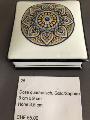 <p style='font-weight: bold;'>LF_25: Dose quadratisch Gold/Saphire</p>
                        Grösse: 9cm x 9cm<br>
                        Höhe: 3.5cm<br>
                        Preis: CHF 55.00 + Versandkosten<br>
                        <br><a href='mailto:l.froehlich@bluewin.ch?subject=LF-Mandala:%20Kontaktaufnahme%20per%20E-Mail%20für%20Objekt%20LF_25&body=Grüezi%20Frau%20Fröhlich%0D%0A%0D%0ABitte%20nehmen%20Sie%20mit%20mir%20Kontakt%20(Adresse/Telefon%20angeben)%20auf.%0D%0A%0D%0ADanke%20und%20Gruss
                        %0D%0A%0D%0ALink%20zu%20Objekt%20LF_25%20:%20https://www.froehlich-its.ch/lf/img/lf_25.jpg'>  
                        Kontaktaufnahme per E-Mail für LF_25</a>
                        <br><br>