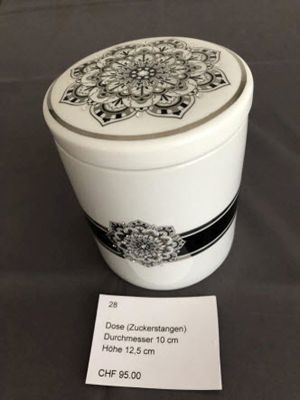 <p style='font-weight: bold;'>LF_28: Dose (Zuckerstangen)</p>
                        Grösse: Ø 10cm<br>
                        Höhe: 12.5cm<br>
                        Preis: CHF 95.00 + Versandkosten<br>
                        <br><a href='mailto:l.froehlich@bluewin.ch?subject=LF-Mandala:%20Kontaktaufnahme%20per%20E-Mail%20für%20Objekt%20LF_28&body=Grüezi%20Frau%20Fröhlich%0D%0A%0D%0ABitte%20nehmen%20Sie%20mit%20mir%20Kontakt%20(Adresse/Telefon%20angeben)%20auf.%0D%0A%0D%0ADanke%20und%20Gruss
                        %0D%0A%0D%0ALink%20zu%20Objekt%20LF_28%20:%20https://www.froehlich-its.ch/lf/img/lf_28.jpg'>  
                        Kontaktaufnahme per E-Mail für LF_28</a>
                        <br><br>